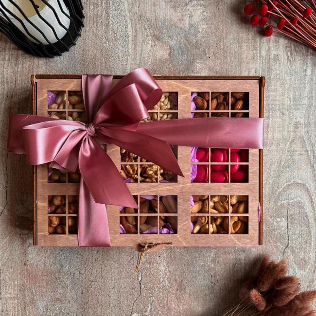 Подарочная коробка "Окна с орехами"